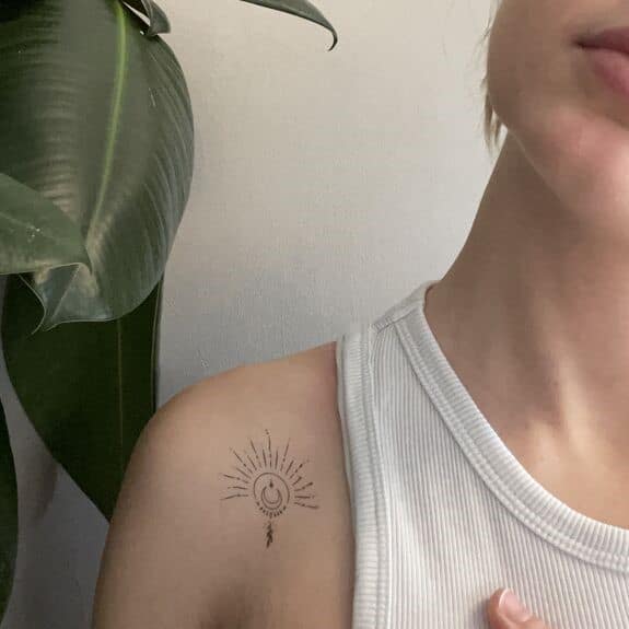 Tatouage éphémère demi soleil lune