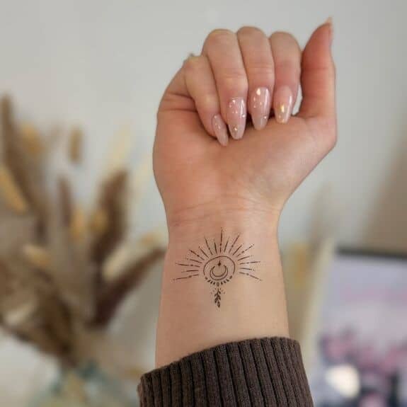 Tatouage éphémère demi soleil lune